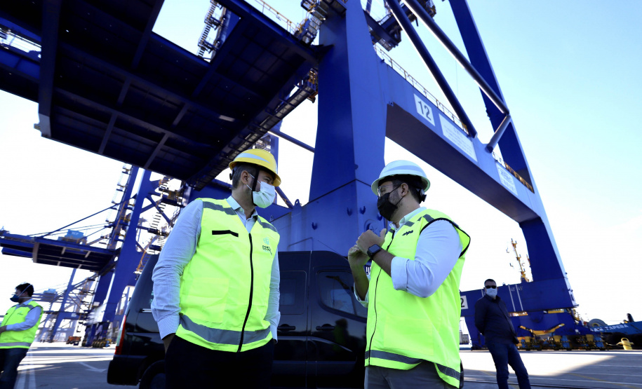 As obras e projetos em desenvolvimento nos portos do Paraná foram apresentados, nesta sexta-feira (10), para representantes da Agência Nacional de Transportes Terrestres (ANTT) e ministérios da Infraestrutura (Minfra) e Economia. A comitiva nacional visitou a sede administrativa da administração dos portos de Paranaguá e Antonina com o Grupo de Trabalho do Plano Estadual Ferroviário (GT Ferrovias).  -  Paranaguá, 10/09/2021  -  Foto: Claudio Neves/Portos do Paraná
