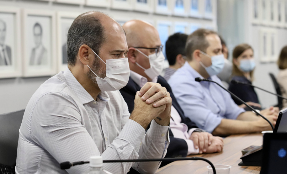 As obras e projetos em desenvolvimento nos portos do Paraná foram apresentados, nesta sexta-feira (10), para representantes da Agência Nacional de Transportes Terrestres (ANTT) e ministérios da Infraestrutura (Minfra) e Economia. A comitiva nacional visitou a sede administrativa da administração dos portos de Paranaguá e Antonina com o Grupo de Trabalho do Plano Estadual Ferroviário (GT Ferrovias).  -  Paranaguá, 10/09/2021  -  Foto: Claudio Neves/Portos do Paraná