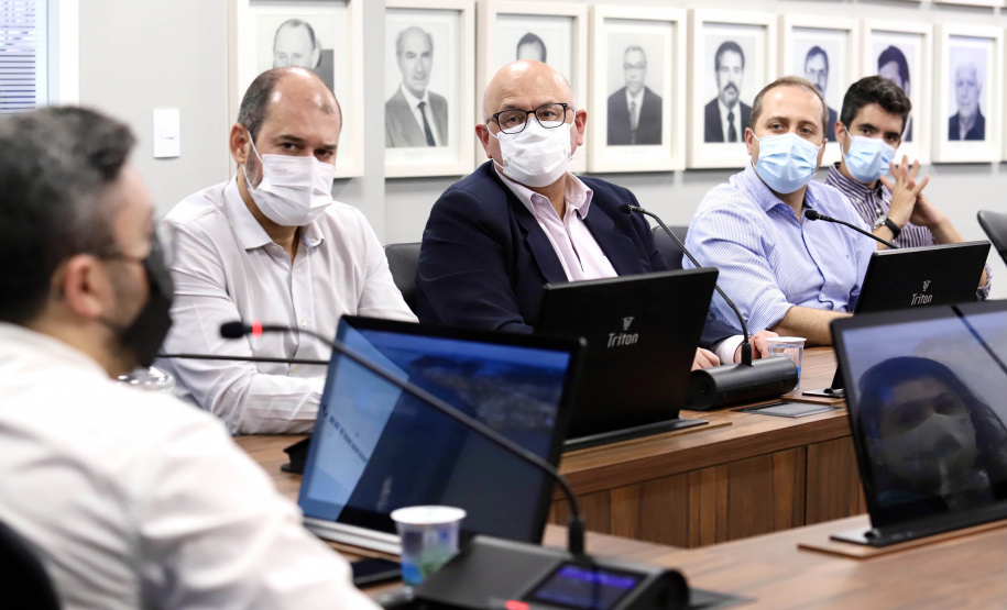 As obras e projetos em desenvolvimento nos portos do Paraná foram apresentados, nesta sexta-feira (10), para representantes da Agência Nacional de Transportes Terrestres (ANTT) e ministérios da Infraestrutura (Minfra) e Economia. A comitiva nacional visitou a sede administrativa da administração dos portos de Paranaguá e Antonina com o Grupo de Trabalho do Plano Estadual Ferroviário (GT Ferrovias).  -  Paranaguá, 10/09/2021  -  Foto: Claudio Neves/Portos do Paraná