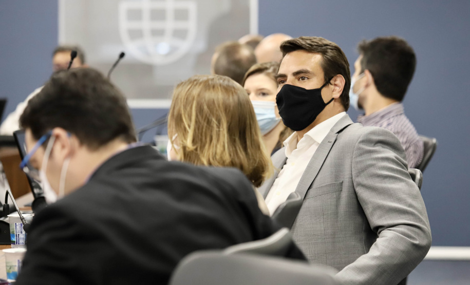 As obras e projetos em desenvolvimento nos portos do Paraná foram apresentados, nesta sexta-feira (10), para representantes da Agência Nacional de Transportes Terrestres (ANTT) e ministérios da Infraestrutura (Minfra) e Economia. A comitiva nacional visitou a sede administrativa da administração dos portos de Paranaguá e Antonina com o Grupo de Trabalho do Plano Estadual Ferroviário (GT Ferrovias).  -  Paranaguá, 10/09/2021  -  Foto: Claudio Neves/Portos do Paraná