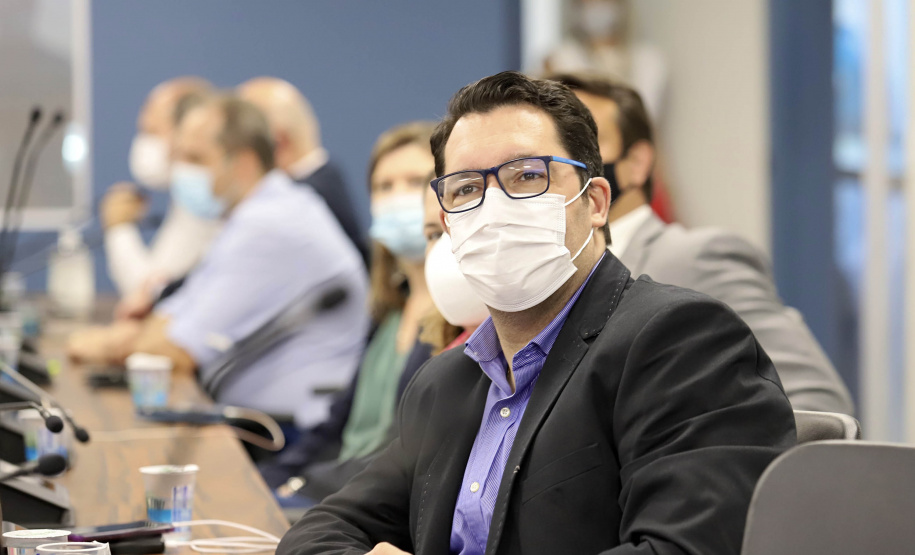 As obras e projetos em desenvolvimento nos portos do Paraná foram apresentados, nesta sexta-feira (10), para representantes da Agência Nacional de Transportes Terrestres (ANTT) e ministérios da Infraestrutura (Minfra) e Economia. A comitiva nacional visitou a sede administrativa da administração dos portos de Paranaguá e Antonina com o Grupo de Trabalho do Plano Estadual Ferroviário (GT Ferrovias).  -  Paranaguá, 10/09/2021  -  Foto: Claudio Neves/Portos do Paraná