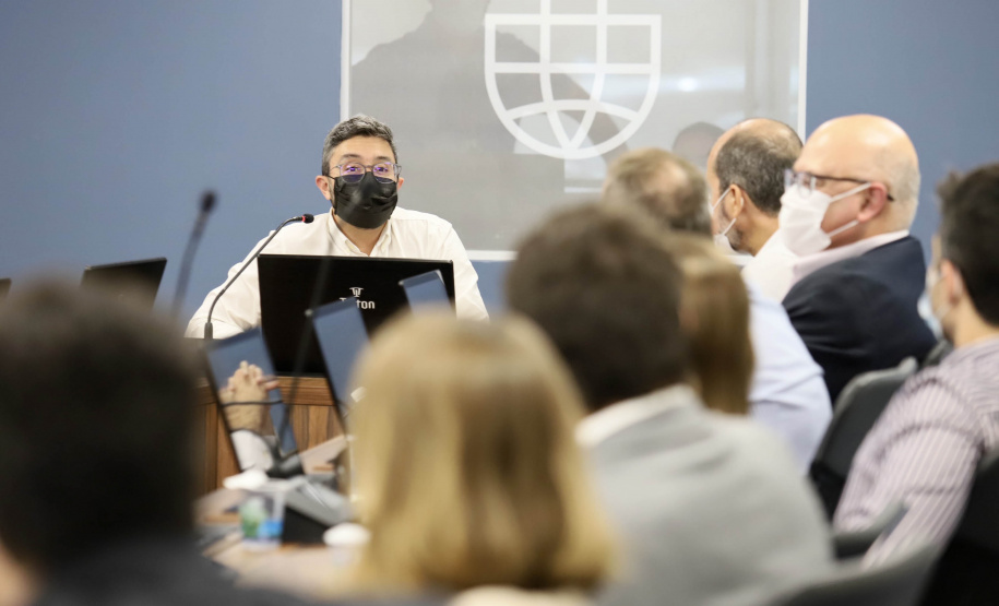 As obras e projetos em desenvolvimento nos portos do Paraná foram apresentados, nesta sexta-feira (10), para representantes da Agência Nacional de Transportes Terrestres (ANTT) e ministérios da Infraestrutura (Minfra) e Economia. A comitiva nacional visitou a sede administrativa da administração dos portos de Paranaguá e Antonina com o Grupo de Trabalho do Plano Estadual Ferroviário (GT Ferrovias).  -  Paranaguá, 10/09/2021  -  Foto: Claudio Neves/Portos do Paraná