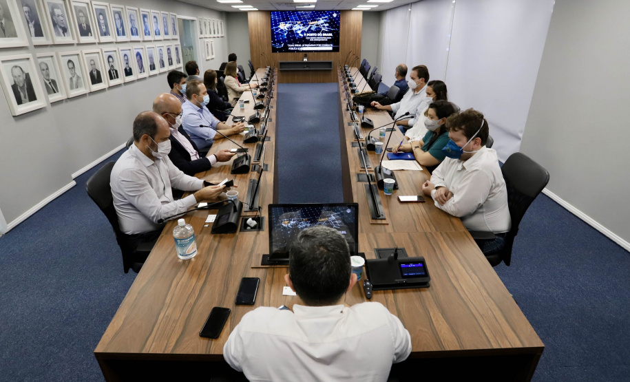 As obras e projetos em desenvolvimento nos portos do Paraná foram apresentados, nesta sexta-feira (10), para representantes da Agência Nacional de Transportes Terrestres (ANTT) e ministérios da Infraestrutura (Minfra) e Economia. A comitiva nacional visitou a sede administrativa da administração dos portos de Paranaguá e Antonina com o Grupo de Trabalho do Plano Estadual Ferroviário (GT Ferrovias).  -  Paranaguá, 10/09/2021  -  Foto: Claudio Neves/Portos do Paraná