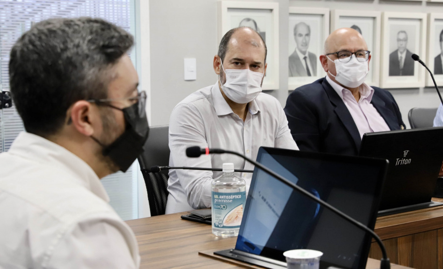 As obras e projetos em desenvolvimento nos portos do Paraná foram apresentados, nesta sexta-feira (10), para representantes da Agência Nacional de Transportes Terrestres (ANTT) e ministérios da Infraestrutura (Minfra) e Economia. A comitiva nacional visitou a sede administrativa da administração dos portos de Paranaguá e Antonina com o Grupo de Trabalho do Plano Estadual Ferroviário (GT Ferrovias).  -  Paranaguá, 10/09/2021  -  Foto: Claudio Neves/Portos do Paraná