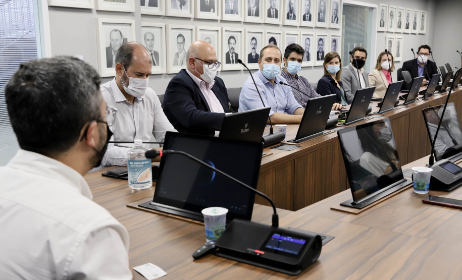 As obras e projetos em desenvolvimento nos portos do Paraná foram apresentados, nesta sexta-feira (10), para representantes da Agência Nacional de Transportes Terrestres (ANTT) e ministérios da Infraestrutura (Minfra) e Economia. A comitiva nacional visitou a sede administrativa da administração dos portos de Paranaguá e Antonina com o Grupo de Trabalho do Plano Estadual Ferroviário (GT Ferrovias).  -  Paranaguá, 10/09/2021  -  Foto: Claudio Neves/Portos do Paraná