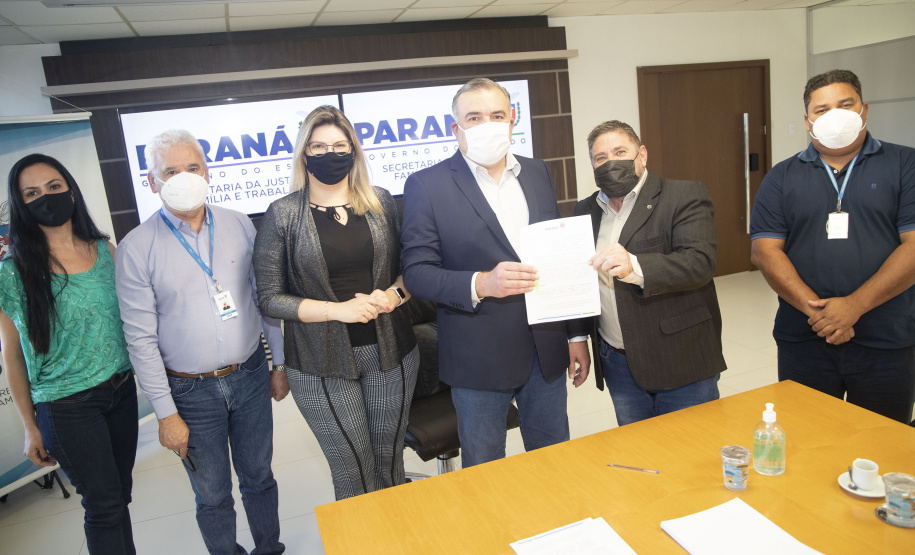 A Secretaria de Justiça, Família e Trabalho e a Superintendência Regional do Trabalho do Governo Federal assinaram nesta sexta-feira (10) um protocolo para que os jovens internados para cumprir medidas socioeducativas tenham acesso às carteiras de trabalho físicas. A medida se explica pelo fato de o documento ter passado a ser emitido somente virtual. A questão é que esses jovens não têm acesso ao telefone celular. Foto:SEJUF