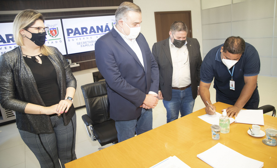 A Secretaria de Justiça, Família e Trabalho e a Superintendência Regional do Trabalho do Governo Federal assinaram nesta sexta-feira (10) um protocolo para que os jovens internados para cumprir medidas socioeducativas tenham acesso às carteiras de trabalho físicas. A medida se explica pelo fato de o documento ter passado a ser emitido somente virtual. A questão é que esses jovens não têm acesso ao telefone celular. Foto:SEJUF