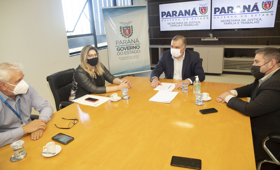 A Secretaria de Justiça, Família e Trabalho e a Superintendência Regional do Trabalho do Governo Federal assinaram nesta sexta-feira (10) um protocolo para que os jovens internados para cumprir medidas socioeducativas tenham acesso às carteiras de trabalho físicas. A medida se explica pelo fato de o documento ter passado a ser emitido somente virtual. A questão é que esses jovens não têm acesso ao telefone celular. Foto:SEJUF