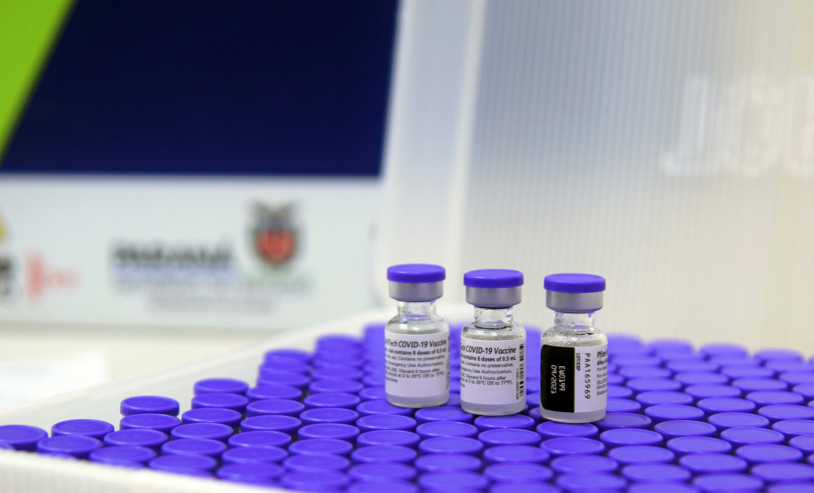 O Ministério da Saúde confirmou o envio de 303.030 vacinas contra a Covid-19 da Pfizer/BioNTech nesta segunda-feira (13) ao Paraná. Os imunizantes fazem parte da 50ª pauta de distribuição e são destinados integralmente à aplicação de primeiras doses (D1). - Curitiba, 13/09/2021 - Foto: Américo Antonio/Arquivo SESA