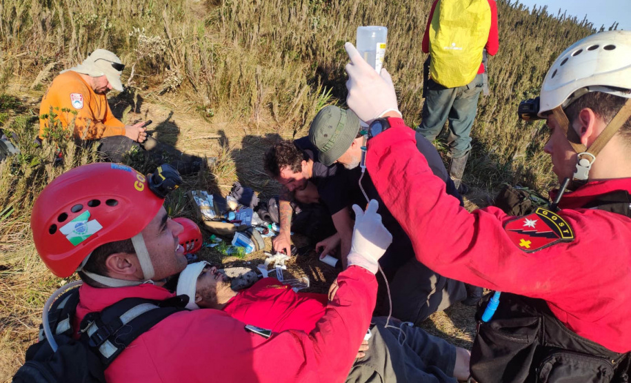 O Corpo de Bombeiros resgatou com vida um homem que estava perdido há seis dias, na região do Pico Paraná, neste domingo (12/09), após mais de 120 horas de operação. Foi mobilizada uma grande estrutura para busca e resgate da vítima por meio do Grupo de Operações de Socorro Tático (GOST).  -  Foto: BPMOA/GOST
