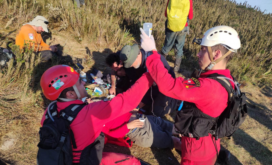 O Corpo de Bombeiros resgatou com vida um homem que estava perdido há seis dias, na região do Pico Paraná, neste domingo (12/09), após mais de 120 horas de operação. Foi mobilizada uma grande estrutura para busca e resgate da vítima por meio do Grupo de Operações de Socorro Tático (GOST).  -  Foto: BPMOA/GOST