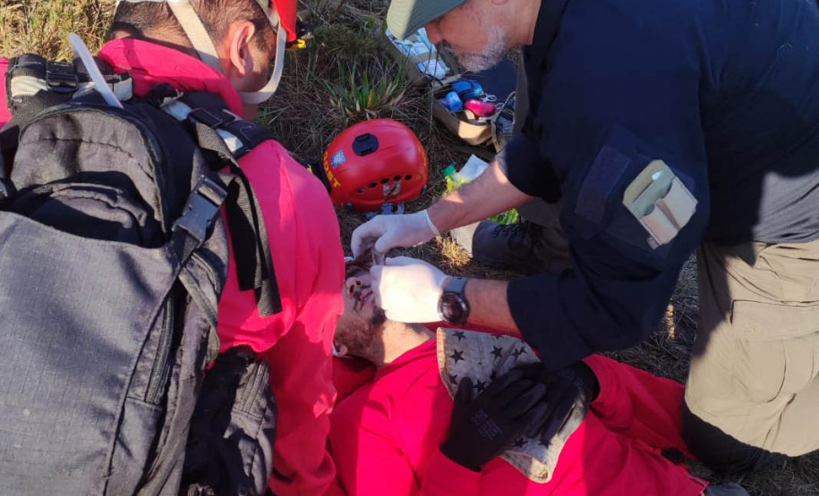 O Corpo de Bombeiros resgatou com vida um homem que estava perdido há seis dias, na região do Pico Paraná, neste domingo (12/09), após mais de 120 horas de operação. Foi mobilizada uma grande estrutura para busca e resgate da vítima por meio do Grupo de Operações de Socorro Tático (GOST).  -  Foto: BPMOA/GOST