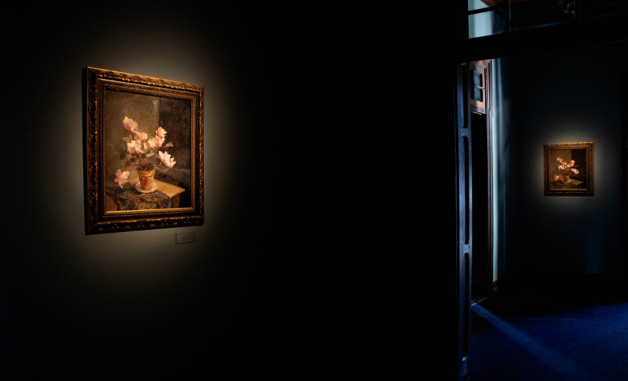 A inconfundível obra do pintor moderno Arthur Nísio apropriada pelo artista contemporâneo Tony Camargo: essa é a proposta da nova exposição do Museu Paranaense, ?Isto não é um Nísio?, com abertura marcada para o dia 14 de setembro. Através de uma instalação, Tony Camargo faz refletir sobre a originalidade, assim como sobre questões relacionadas à experiência do corpo em contato com o objeto artístico. - Curitiba, 13/09/2021 - Foto: MUPA