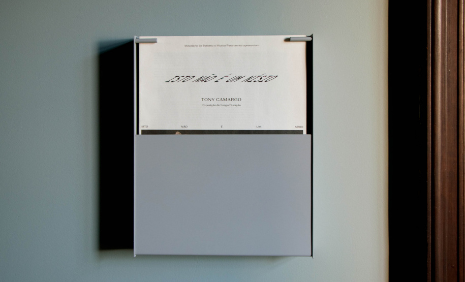 A inconfundível obra do pintor moderno Arthur Nísio apropriada pelo artista contemporâneo Tony Camargo: essa é a proposta da nova exposição do Museu Paranaense, ?Isto não é um Nísio?, com abertura marcada para o dia 14 de setembro. Através de uma instalação, Tony Camargo faz refletir sobre a originalidade, assim como sobre questões relacionadas à experiência do corpo em contato com o objeto artístico. - Curitiba, 13/09/2021 - Foto: MUPA