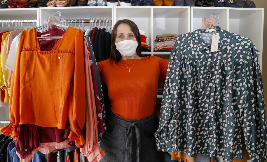 Josiane Duarte, proprietária de uma loja de roupas para o público evangélico, em Piraquara.
Foto Gilson Abreu/AEN