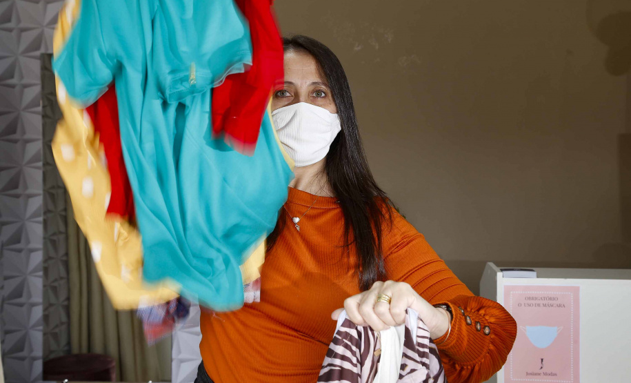 Josiane Duarte, proprietária de uma loja de roupas para o público evangélico, em Piraquara.
Foto Gilson Abreu/AEN