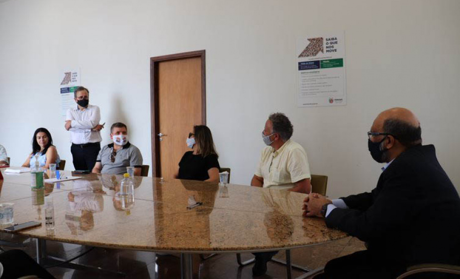 A Secretaria de Estado da Fazenda entregou nesta segunda-feira (13) os prêmios do último sorteio do Programa Nota Paraná. Na ocasião, compareceram as contribuintes de Curitiba ganhadoras dos prêmios máximos de R$ 1 milhão e R$ 200 mil reais e também representantes das entidades sociais que foram contempladas. - Curitiba, 13/09/2021 - Foto: SEFA