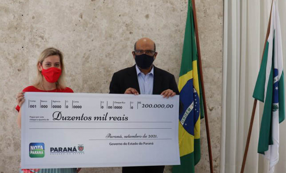 A Secretaria de Estado da Fazenda entregou nesta segunda-feira (13) os prêmios do último sorteio do Programa Nota Paraná. Na ocasião, compareceram as contribuintes de Curitiba ganhadoras dos prêmios máximos de R$ 1 milhão e R$ 200 mil reais e também representantes das entidades sociais que foram contempladas. - Curitiba, 13/09/2021 - Foto: SEFA