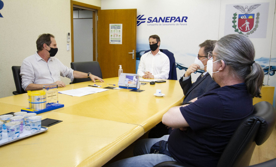 Sanepar e Embrapa vão utilizar abelhas sem ferrão para monitoramento ambiental - Diretor-presidente da Sanepar; Claudio Stabile; diretor de Meio Ambiente da Sanepar; Julio Gonchorosky; Chefe Geral da Embrapa Florestas; Erich Schaitza; e pesquisador da Embrapa Florestas Guilherme Schnell e Schühli; -; Curitiba; 13/09/2021; -; Foto:; Andre Thiago Chaves Aguiar/Sanepar