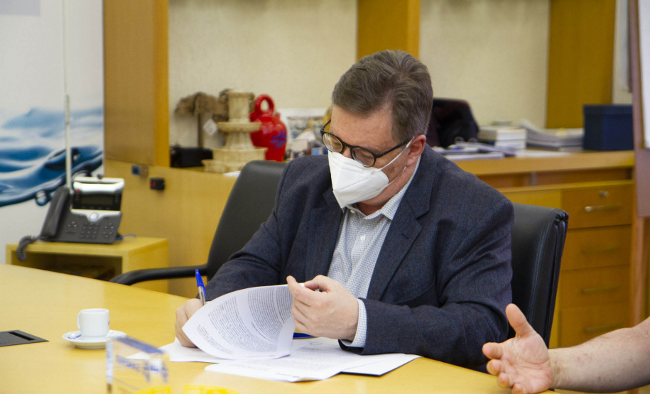 Sanepar e Embrapa vão utilizar abelhas sem ferrão para monitoramento ambiental - Diretor-presidente da Sanepar; Claudio Stabile; diretor de Meio Ambiente da Sanepar; Julio Gonchorosky; Chefe Geral da Embrapa Florestas; Erich Schaitza; e pesquisador da Embrapa Florestas Guilherme Schnell e Schühli; -; Curitiba; 13/09/2021; -; Foto:; Andre Thiago Chaves Aguiar/Sanepar