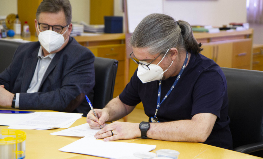Sanepar e Embrapa vão utilizar abelhas sem ferrão para monitoramento ambiental - Diretor-presidente da Sanepar; Claudio Stabile; diretor de Meio Ambiente da Sanepar; Julio Gonchorosky; Chefe Geral da Embrapa Florestas; Erich Schaitza; e pesquisador da Embrapa Florestas Guilherme Schnell e Schühli; -; Curitiba; 13/09/2021; -; Foto:; Andre Thiago Chaves Aguiar/Sanepar