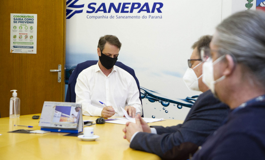 Sanepar e Embrapa vão utilizar abelhas sem ferrão para monitoramento ambiental - Diretor-presidente da Sanepar; Claudio Stabile; diretor de Meio Ambiente da Sanepar; Julio Gonchorosky; Chefe Geral da Embrapa Florestas; Erich Schaitza; e pesquisador da Embrapa Florestas Guilherme Schnell e Schühli; -; Curitiba; 13/09/2021; -; Foto:; Andre Thiago Chaves Aguiar/Sanepar