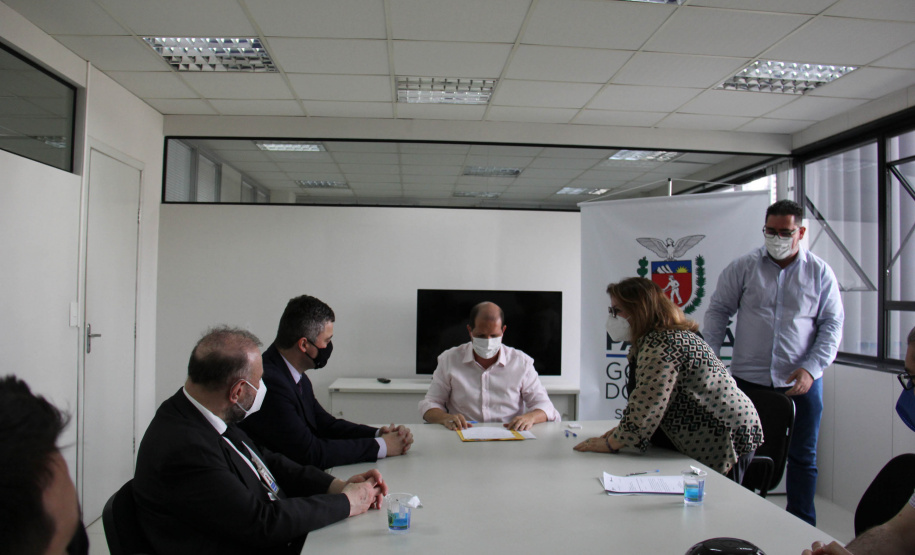 O secretário da Administração e da Previdência, Marcel Micheletto, assinou hoje (13) um convênio entre a União, por intermédio da Secretaria Especial da Receita Federal do Brasil, e o estado do Paraná, por intermédio da Secretaria de Estado da Administração e da Previdência (Seap), que tem como objetivo o intercâmbio de informações de interesse recíproco. -  Curitiba, 13/09/2021  -  Foto: SEAP