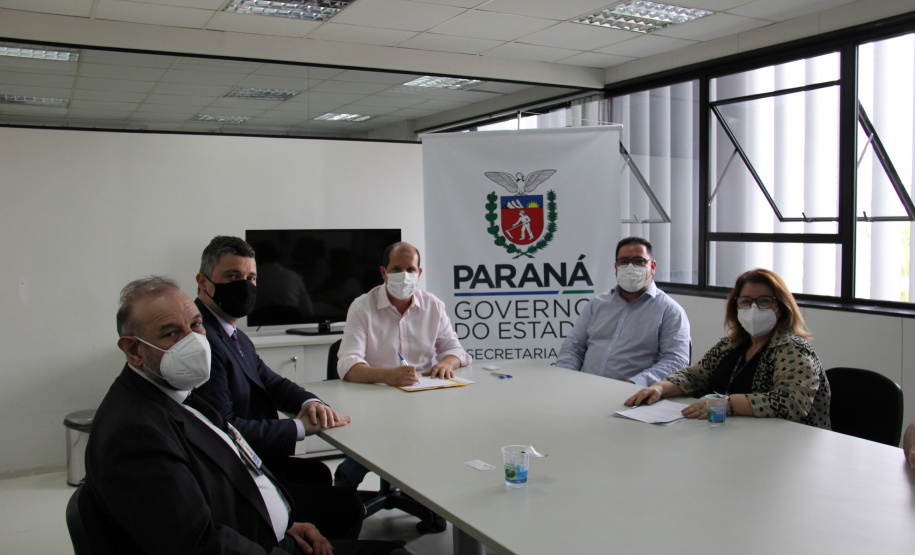 O secretário da Administração e da Previdência, Marcel Micheletto, assinou hoje (13) um convênio entre a União, por intermédio da Secretaria Especial da Receita Federal do Brasil, e o estado do Paraná, por intermédio da Secretaria de Estado da Administração e da Previdência (Seap), que tem como objetivo o intercâmbio de informações de interesse recíproco. -  Curitiba, 13/09/2021  -  Foto: SEAP