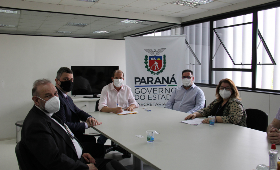 O secretário da Administração e da Previdência, Marcel Micheletto, assinou hoje (13) um convênio entre a União, por intermédio da Secretaria Especial da Receita Federal do Brasil, e o estado do Paraná, por intermédio da Secretaria de Estado da Administração e da Previdência (Seap), que tem como objetivo o intercâmbio de informações de interesse recíproco. -  Curitiba, 13/09/2021  -  Foto: SEAP