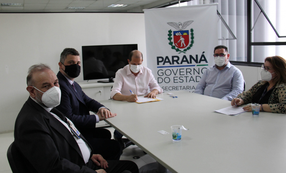 O secretário da Administração e da Previdência, Marcel Micheletto, assinou hoje (13) um convênio entre a União, por intermédio da Secretaria Especial da Receita Federal do Brasil, e o estado do Paraná, por intermédio da Secretaria de Estado da Administração e da Previdência (Seap), que tem como objetivo o intercâmbio de informações de interesse recíproco. -  Curitiba, 13/09/2021  -  Foto: SEAP