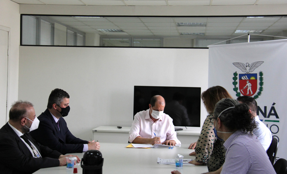 O secretário da Administração e da Previdência, Marcel Micheletto, assinou hoje (13) um convênio entre a União, por intermédio da Secretaria Especial da Receita Federal do Brasil, e o estado do Paraná, por intermédio da Secretaria de Estado da Administração e da Previdência (Seap), que tem como objetivo o intercâmbio de informações de interesse recíproco. -  Curitiba, 13/09/2021  -  Foto: SEAP