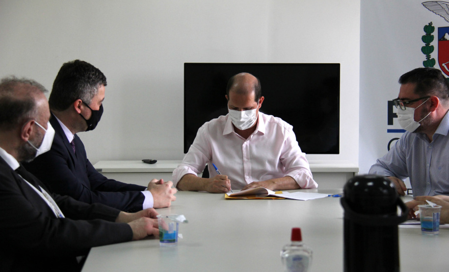 O secretário da Administração e da Previdência, Marcel Micheletto, assinou hoje (13) um convênio entre a União, por intermédio da Secretaria Especial da Receita Federal do Brasil, e o estado do Paraná, por intermédio da Secretaria de Estado da Administração e da Previdência (Seap), que tem como objetivo o intercâmbio de informações de interesse recíproco. -  Curitiba, 13/09/2021  -  Foto: SEAP