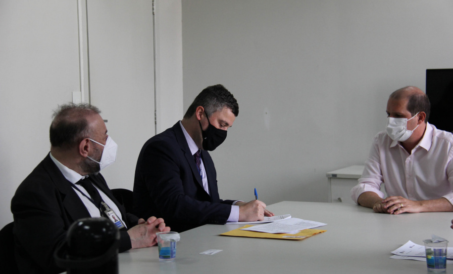 O secretário da Administração e da Previdência, Marcel Micheletto, assinou hoje (13) um convênio entre a União, por intermédio da Secretaria Especial da Receita Federal do Brasil, e o estado do Paraná, por intermédio da Secretaria de Estado da Administração e da Previdência (Seap), que tem como objetivo o intercâmbio de informações de interesse recíproco. -  Curitiba, 13/09/2021  -  Foto: SEAP