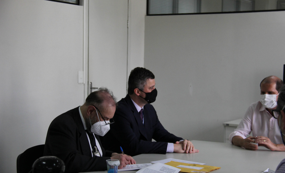 O secretário da Administração e da Previdência, Marcel Micheletto, assinou hoje (13) um convênio entre a União, por intermédio da Secretaria Especial da Receita Federal do Brasil, e o estado do Paraná, por intermédio da Secretaria de Estado da Administração e da Previdência (Seap), que tem como objetivo o intercâmbio de informações de interesse recíproco. -  Curitiba, 13/09/2021  -  Foto: SEAP