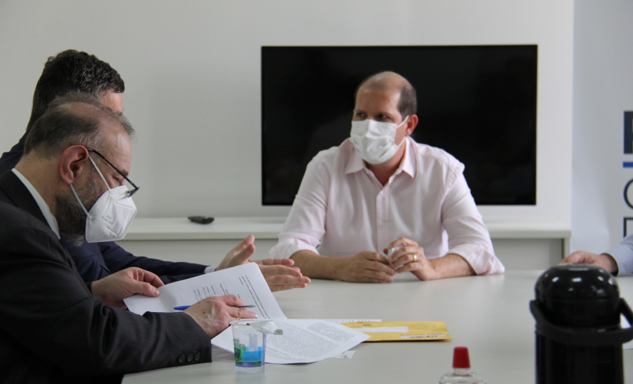 O secretário da Administração e da Previdência, Marcel Micheletto, assinou hoje (13) um convênio entre a União, por intermédio da Secretaria Especial da Receita Federal do Brasil, e o estado do Paraná, por intermédio da Secretaria de Estado da Administração e da Previdência (Seap), que tem como objetivo o intercâmbio de informações de interesse recíproco. -  Curitiba, 13/09/2021  -  Foto: SEAP