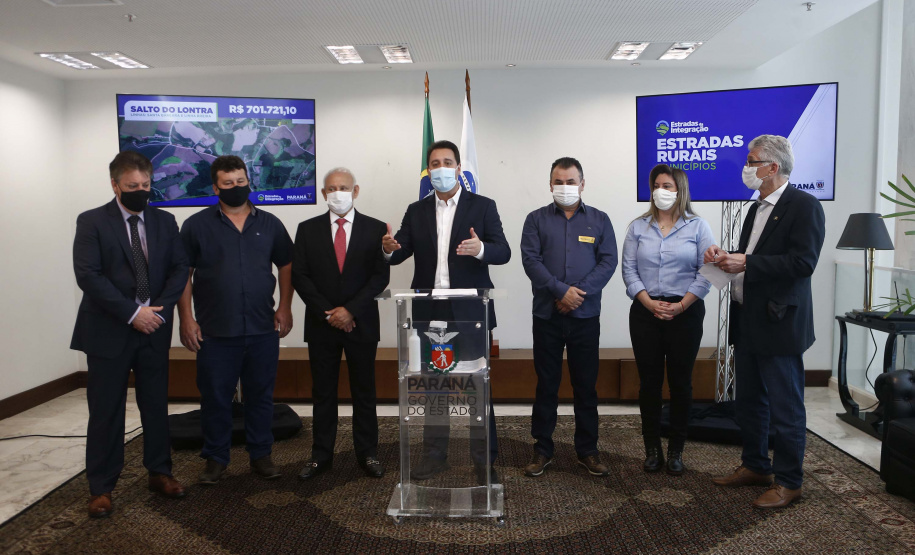Mais 54,27 quilômetros de estradas rurais em 14 municípios do Paraná vão ganhar novos pavimentos com pedras poliédricas, melhorando a qualidade de vida e impulsionando o desenvolvimento das cidades. Os convênios para liberação de recursos às prefeituras foram assinados nesta terça-feira (14) pelo governador Carlos Massa Ratinho Junior em evento no Palácio Iguaçu.   -  Curitiba, 14/09/2021  -  Foto: Jonathan Campos/AEN