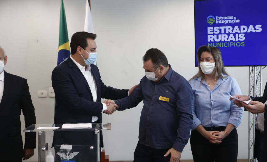 Mais 54,27 quilômetros de estradas rurais em 14 municípios do Paraná vão ganhar novos pavimentos com pedras poliédricas, melhorando a qualidade de vida e impulsionando o desenvolvimento das cidades. Os convênios para liberação de recursos às prefeituras foram assinados nesta terça-feira (14) pelo governador Carlos Massa Ratinho Junior em evento no Palácio Iguaçu.   -  Curitiba, 14/09/2021  -  Foto: Jonathan Campos/AEN