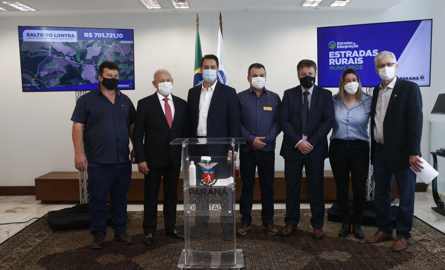 Mais 54,27 quilômetros de estradas rurais em 14 municípios do Paraná vão ganhar novos pavimentos com pedras poliédricas, melhorando a qualidade de vida e impulsionando o desenvolvimento das cidades. Os convênios para liberação de recursos às prefeituras foram assinados nesta terça-feira (14) pelo governador Carlos Massa Ratinho Junior em evento no Palácio Iguaçu.   -  Curitiba, 14/09/2021  -  Foto: Jonathan Campos/AEN