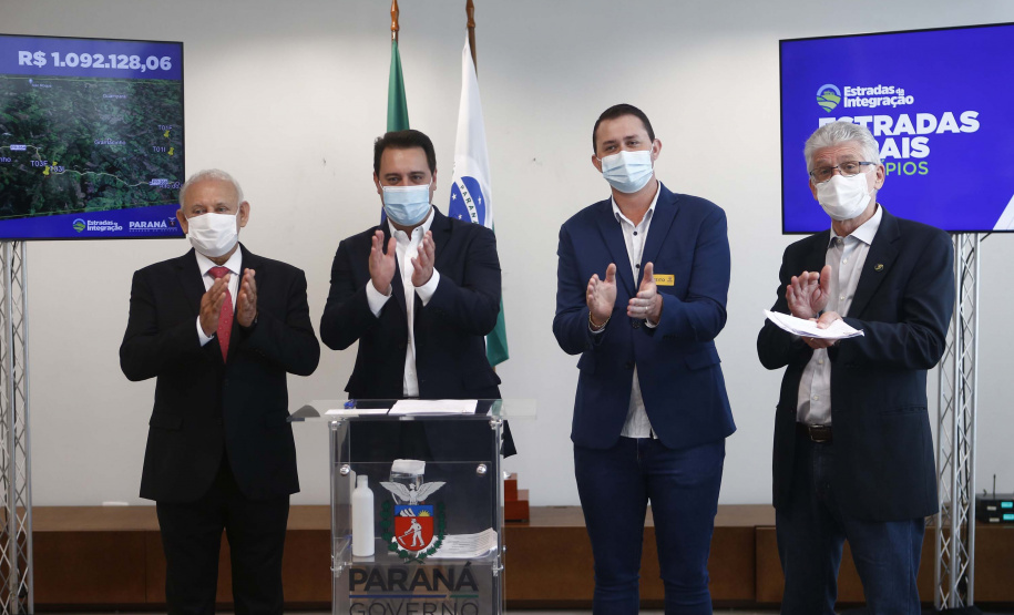 Mais 54,27 quilômetros de estradas rurais em 14 municípios do Paraná vão ganhar novos pavimentos com pedras poliédricas, melhorando a qualidade de vida e impulsionando o desenvolvimento das cidades. Os convênios para liberação de recursos às prefeituras foram assinados nesta terça-feira (14) pelo governador Carlos Massa Ratinho Junior em evento no Palácio Iguaçu.   -  Curitiba, 14/09/2021  -  Foto: Jonathan Campos/AEN
