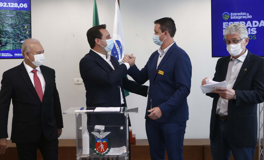 Mais 54,27 quilômetros de estradas rurais em 14 municípios do Paraná vão ganhar novos pavimentos com pedras poliédricas, melhorando a qualidade de vida e impulsionando o desenvolvimento das cidades. Os convênios para liberação de recursos às prefeituras foram assinados nesta terça-feira (14) pelo governador Carlos Massa Ratinho Junior em evento no Palácio Iguaçu.   -  Curitiba, 14/09/2021  -  Foto: Jonathan Campos/AEN