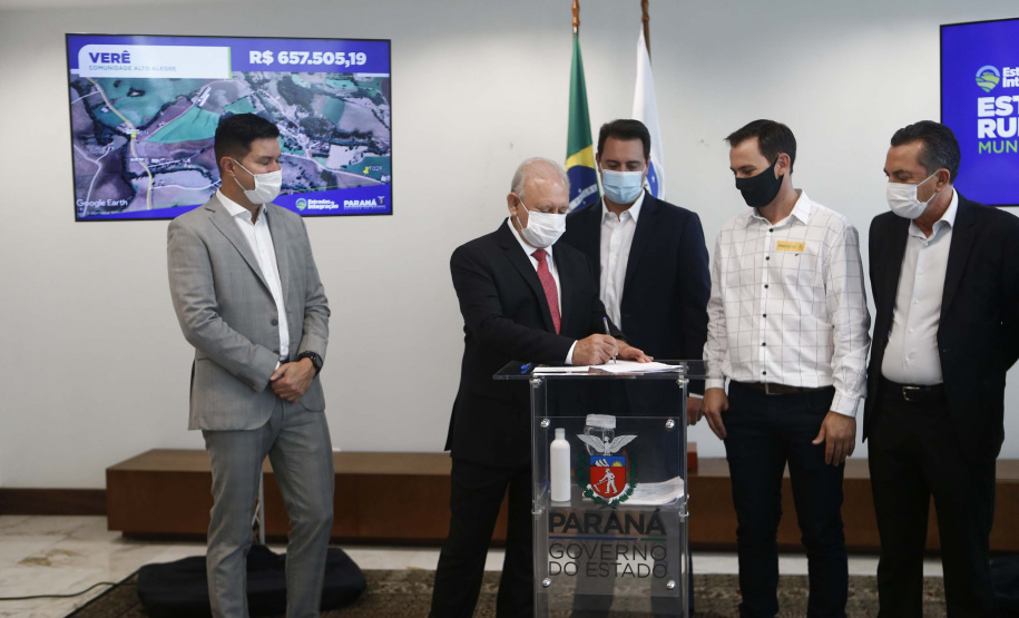 Mais 54,27 quilômetros de estradas rurais em 14 municípios do Paraná vão ganhar novos pavimentos com pedras poliédricas, melhorando a qualidade de vida e impulsionando o desenvolvimento das cidades. Os convênios para liberação de recursos às prefeituras foram assinados nesta terça-feira (14) pelo governador Carlos Massa Ratinho Junior em evento no Palácio Iguaçu.   -  Curitiba, 14/09/2021  -  Foto: Jonathan Campos/AEN