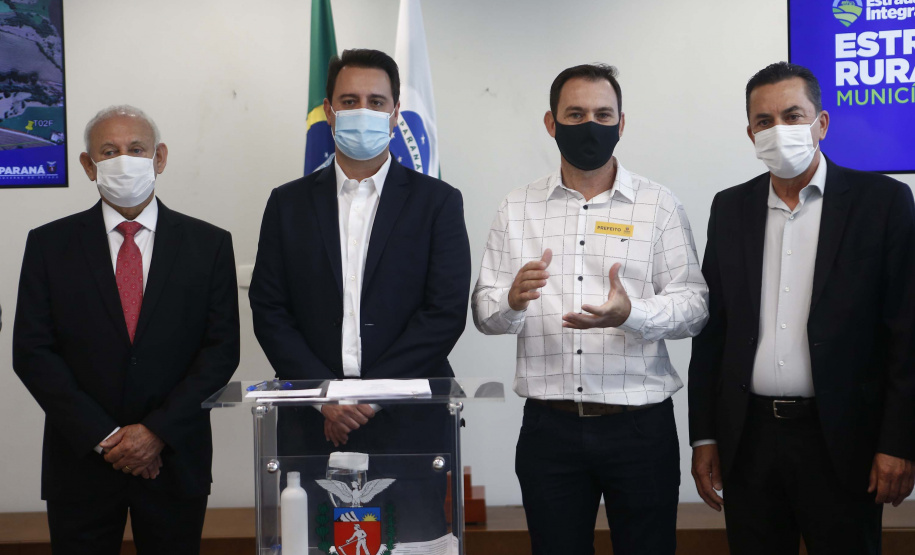 Mais 54,27 quilômetros de estradas rurais em 14 municípios do Paraná vão ganhar novos pavimentos com pedras poliédricas, melhorando a qualidade de vida e impulsionando o desenvolvimento das cidades. Os convênios para liberação de recursos às prefeituras foram assinados nesta terça-feira (14) pelo governador Carlos Massa Ratinho Junior em evento no Palácio Iguaçu.   -  Curitiba, 14/09/2021  -  Foto: Jonathan Campos/AEN