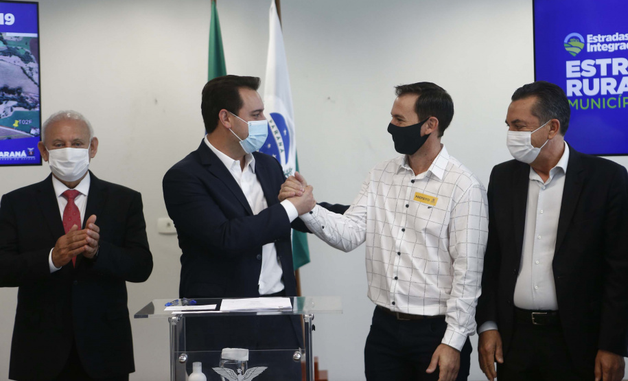 Mais 54,27 quilômetros de estradas rurais em 14 municípios do Paraná vão ganhar novos pavimentos com pedras poliédricas, melhorando a qualidade de vida e impulsionando o desenvolvimento das cidades. Os convênios para liberação de recursos às prefeituras foram assinados nesta terça-feira (14) pelo governador Carlos Massa Ratinho Junior em evento no Palácio Iguaçu.   -  Curitiba, 14/09/2021  -  Foto: Jonathan Campos/AEN