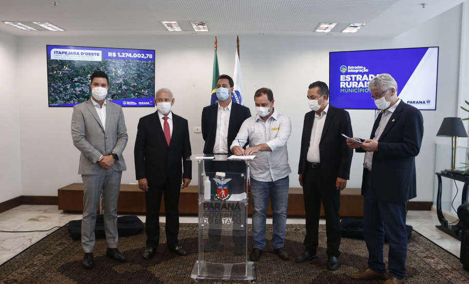 Mais 54,27 quilômetros de estradas rurais em 14 municípios do Paraná vão ganhar novos pavimentos com pedras poliédricas, melhorando a qualidade de vida e impulsionando o desenvolvimento das cidades. Os convênios para liberação de recursos às prefeituras foram assinados nesta terça-feira (14) pelo governador Carlos Massa Ratinho Junior em evento no Palácio Iguaçu.   -  Curitiba, 14/09/2021  -  Foto: Jonathan Campos/AEN