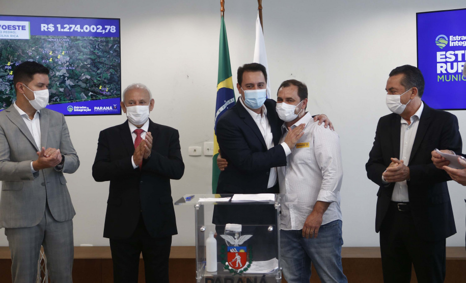 Mais 54,27 quilômetros de estradas rurais em 14 municípios do Paraná vão ganhar novos pavimentos com pedras poliédricas, melhorando a qualidade de vida e impulsionando o desenvolvimento das cidades. Os convênios para liberação de recursos às prefeituras foram assinados nesta terça-feira (14) pelo governador Carlos Massa Ratinho Junior em evento no Palácio Iguaçu.   -  Curitiba, 14/09/2021  -  Foto: Jonathan Campos/AEN