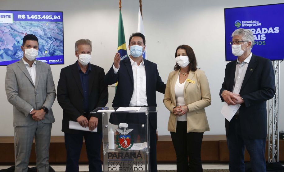 Mais 54,27 quilômetros de estradas rurais em 14 municípios do Paraná vão ganhar novos pavimentos com pedras poliédricas, melhorando a qualidade de vida e impulsionando o desenvolvimento das cidades. Os convênios para liberação de recursos às prefeituras foram assinados nesta terça-feira (14) pelo governador Carlos Massa Ratinho Junior em evento no Palácio Iguaçu.   -  Curitiba, 14/09/2021  -  Foto: Jonathan Campos/AEN