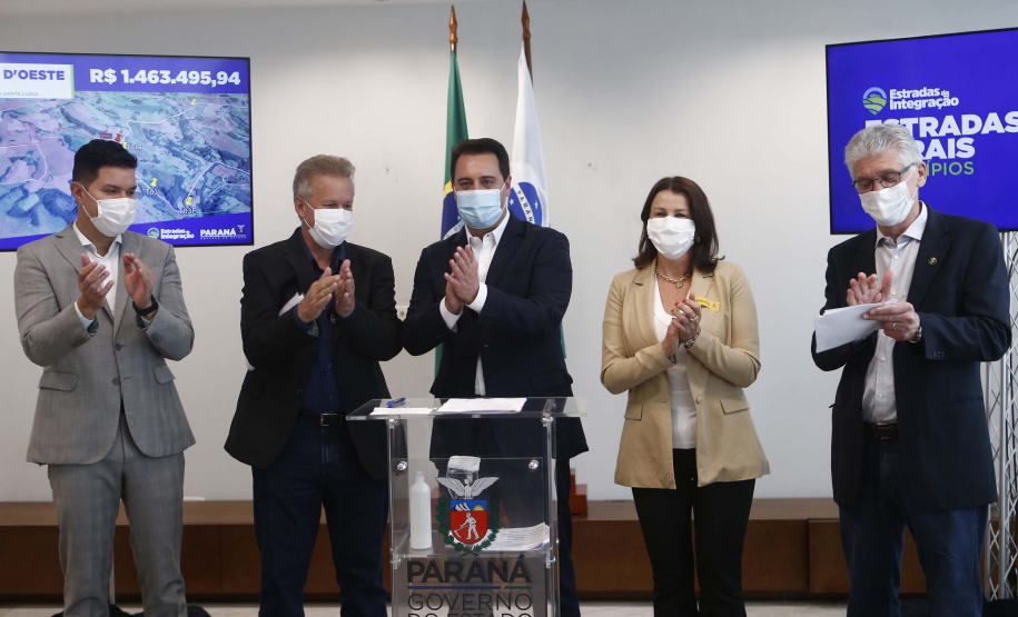 Mais 54,27 quilômetros de estradas rurais em 14 municípios do Paraná vão ganhar novos pavimentos com pedras poliédricas, melhorando a qualidade de vida e impulsionando o desenvolvimento das cidades. Os convênios para liberação de recursos às prefeituras foram assinados nesta terça-feira (14) pelo governador Carlos Massa Ratinho Junior em evento no Palácio Iguaçu.   -  Curitiba, 14/09/2021  -  Foto: Jonathan Campos/AEN