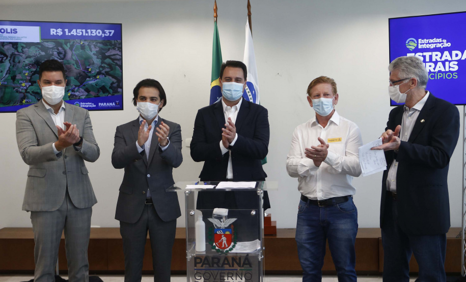 Mais 54,27 quilômetros de estradas rurais em 14 municípios do Paraná vão ganhar novos pavimentos com pedras poliédricas, melhorando a qualidade de vida e impulsionando o desenvolvimento das cidades. Os convênios para liberação de recursos às prefeituras foram assinados nesta terça-feira (14) pelo governador Carlos Massa Ratinho Junior em evento no Palácio Iguaçu.   -  Curitiba, 14/09/2021  -  Foto: Jonathan Campos/AEN