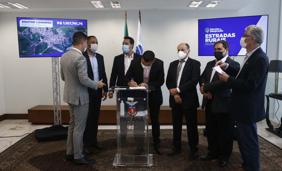 Mais 54,27 quilômetros de estradas rurais em 14 municípios do Paraná vão ganhar novos pavimentos com pedras poliédricas, melhorando a qualidade de vida e impulsionando o desenvolvimento das cidades. Os convênios para liberação de recursos às prefeituras foram assinados nesta terça-feira (14) pelo governador Carlos Massa Ratinho Junior em evento no Palácio Iguaçu.   -  Curitiba, 14/09/2021  -  Foto: Jonathan Campos/AEN