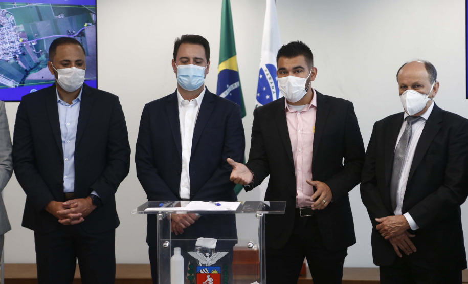 Mais 54,27 quilômetros de estradas rurais em 14 municípios do Paraná vão ganhar novos pavimentos com pedras poliédricas, melhorando a qualidade de vida e impulsionando o desenvolvimento das cidades. Os convênios para liberação de recursos às prefeituras foram assinados nesta terça-feira (14) pelo governador Carlos Massa Ratinho Junior em evento no Palácio Iguaçu.   -  Curitiba, 14/09/2021  -  Foto: Jonathan Campos/AEN